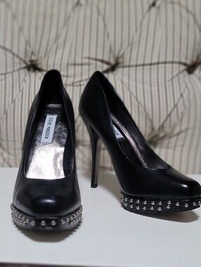 Steve Madden Kallie Black Leather Studded 4.5" Platform Heels Sz 8.5